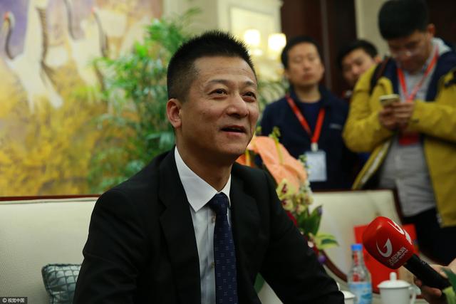 “蜘蛛侠”安德鲁·加菲尔德变 《黑暗边缘》曝海报预告 梅尔·吉布森宝刀不老 2009-12-24 近日，好莱坞老将梅尔·吉布森的新片《黑暗边缘》发布了最新海报与预告片，已经转型为成功导演的吉布森在新片中手枪风衣加身，“致命武器”的杀气四起，老牌英雄正式回归。