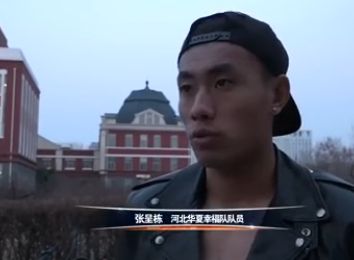 《狗眼看人心》排片占比较前一日上涨近1%，累计票房1455万，上映三日后首次进入榜单前三。
