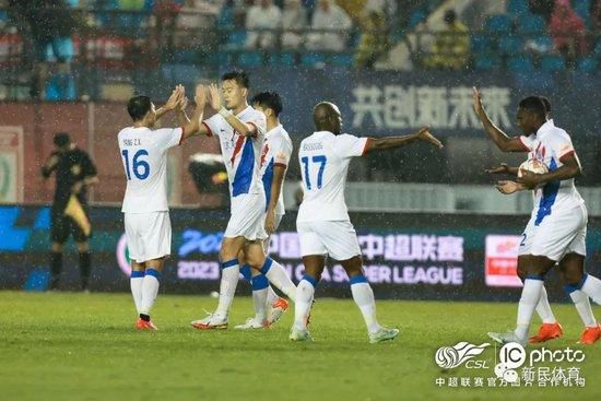 全片以杀人事件为线索展开，新垣将以犯罪嫌疑人恋人的身份，与阿部 阿部宽主演《罗马浴场》 决定亮相罗马户外影展 2012-07-01 阿部宽主演的人气电影《罗马浴场》（导演武内英树）决定将在意大利罗马举办的“第18届蒂贝里纳电影节”正式上映。
