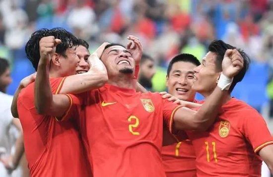 发布会现场，柳岩一再强调自己是时尚新人，是抱着学习的心态来参加《中韩时尚王》。