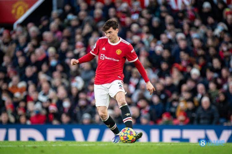 徐子珊身穿长裙秀婀娜身姿。