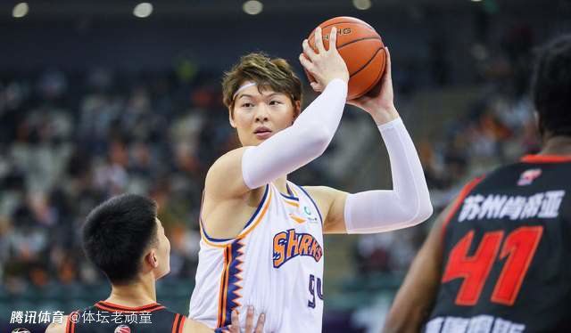 片寄凉太、土屋太凤全家福首曝光 画面温馨甜蜜 2024-06-19 日前，片寄凉太、土屋太凤夫妇受邀出席2025春夏米兰男装周Giorgio Armani大秀。
