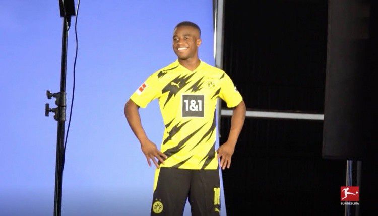 与父亲传统的严肃形象不同，母亲总是慈爱的，温柔的。