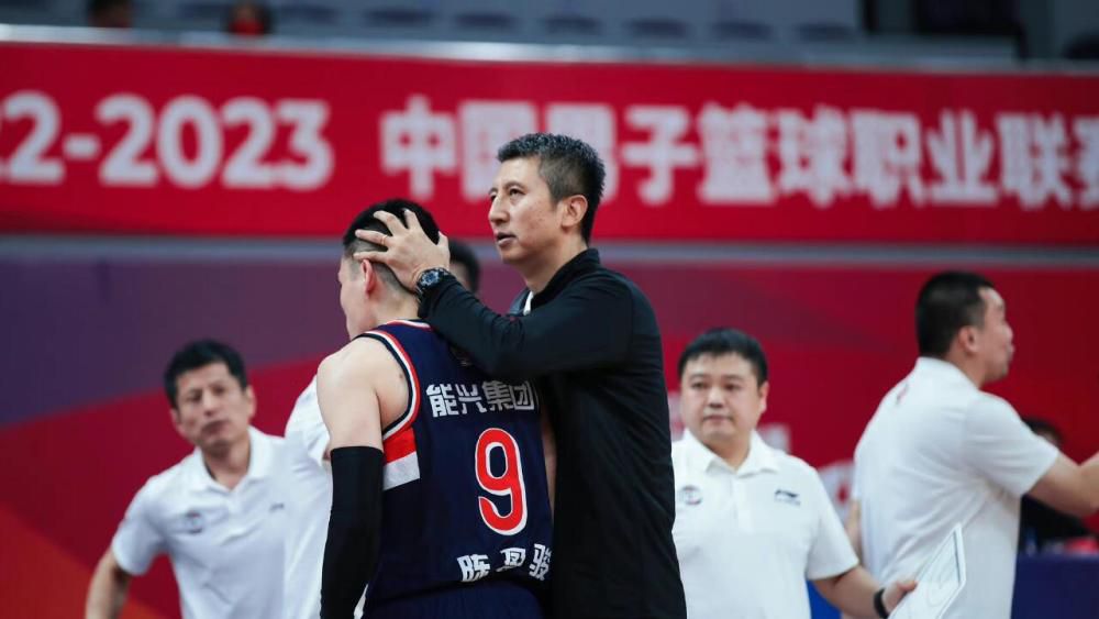 时间：2026.02.20 ： 作者：小赛 ： 蓝羽会客厅 | 《镖人》主创畅谈武侠盛宴台前幕后 时长：11:12 ：电影网 展开 蓝羽会客厅 | 《镖人》主创畅谈武侠盛宴台前幕后收起 时长：11:12建议WIFI下打开 专稿 截至发稿，2026年度总票房突破50亿，2026年春节档总票房突破31亿，《镖人：风起大漠》上映第三天单日票房超越《熊出没·年年有熊》位列第三，累计票房超3.4亿。