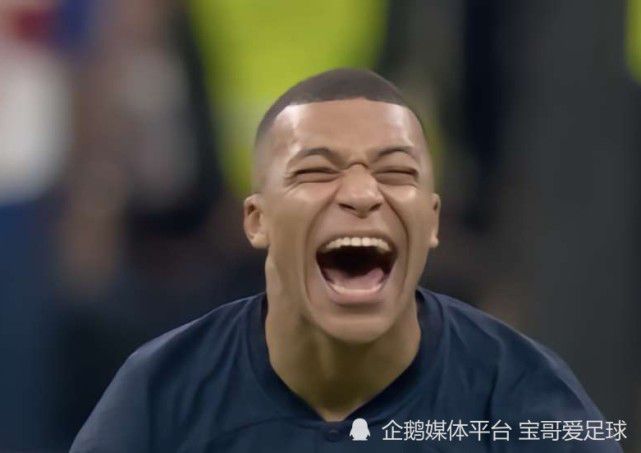 安迪·麦克道威尔橙红色深V裙秀圆润半球笑容灿烂。