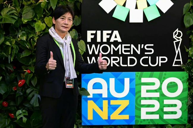杨紫琼现身伦敦 穿廓形皮衣知性干练 2024-11-19 当地时间11月18日，英国伦敦，杨紫琼现身伦敦街头，将参加电影《魔法坏女巫》的宣传活动。