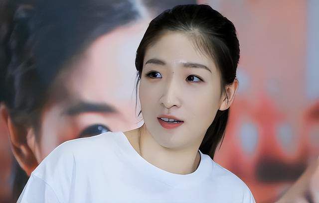 每张海报都巧妙运用谐音梗，与影院名称形成趣味呼应。