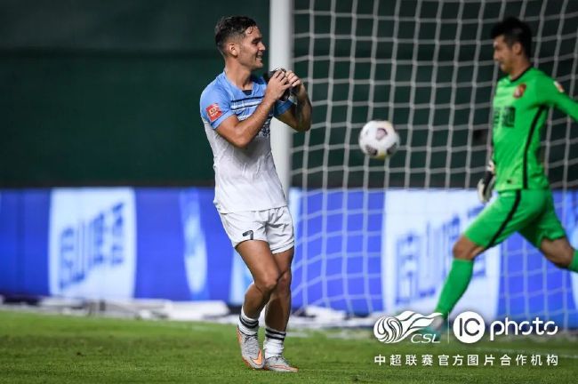 当天，成龙、冯小 李湘透露王诗龄已拍广告 郭涛生日当天开心获奖 2013-12-18 北京，12月17日，第8届BQ红人榜颁奖盛典举行,众明星出席。