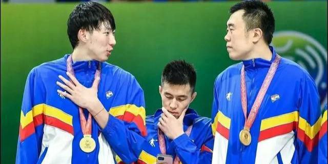 童瑶po毛衣秋裤照 喊话网友“赶紧穿起来”！