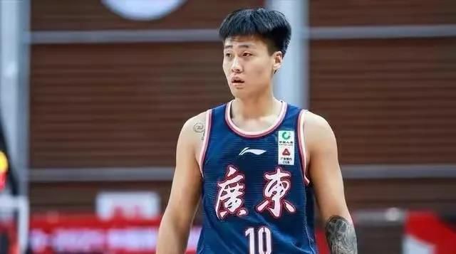 》也能感受到作者的思考，他有成为作者导演的潜质，但明显缺一个能拉住他的狠角色监制。