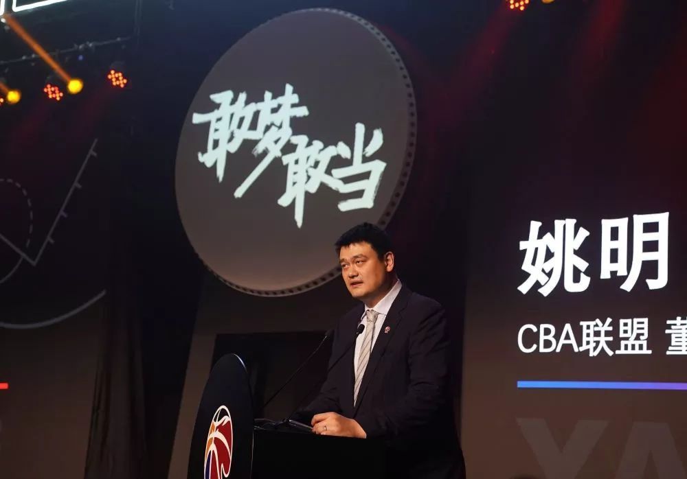 杀手不停施暴，让原本平静的小镇生活蒙上阴影。