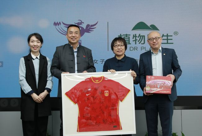 加上宋康昊之前主演的《雪国列车》、《观相》两部影片的票房，宋康昊今年主演影片的 釜山电影节将开幕 宋康昊携阿富汗女星任主持 2015-09-10 韩国男演员宋康昊和阿富汗女演员Marina Golbahari将携手主持今年第20届釜山国际电影节开幕式。