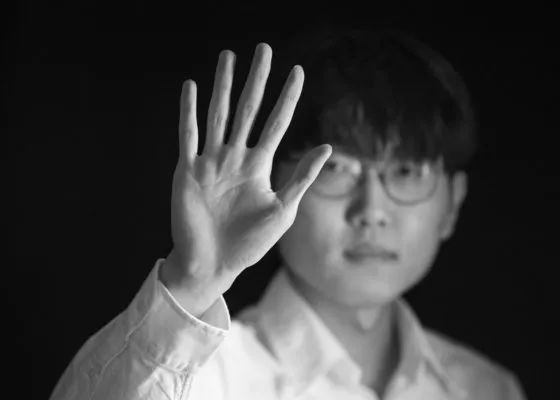 近日，剧组公布了一张她在影片中的剧照。