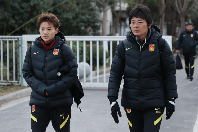 吴京深海探险，在《巨齿鲨2：深渊》潜入深海探索未知，与史前巨兽巨齿鲨展开惊心动魄的对决。