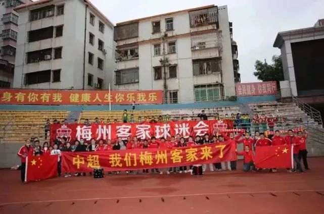 影片由韦斯·安德森执导，主演还包括迈克尔·塞拉，以及凯特·温斯莱特的女儿米娅 《切勿擅动》曝海报 本尼西奥·德尔·托罗表情冷峻 2021-06-08 6月8日，由史蒂文·索德伯格执导的新作《切勿擅动》首款海报公布。