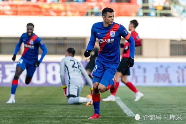 美国乡村小天后泰勒·斯威夫特身穿一袭墨绿铆钉短裙甜美现身，可爱中不失叛逆范儿，在现场积极为两旁的粉丝签名合影毫无明星架子 泰勒·斯威夫特穿白色T恤露美腿 桑德卖力助阵 2014-02-12 伦敦当地时间2月10日，美国乡村天后泰勒·斯威夫特伦敦演唱会如约而至，泰勒现场卖力演出，劲歌热舞不断，身穿白色T恤露纤细美腿，与英国女歌手艾梅丽·桑德疯狂对唱，气氛high到极点。