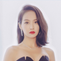 小影星雅各布·特伦布莱身着红色西服套装到场出席，他为粉丝签名、互动，举手投足星范十足。