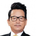 他延续了《南方车站的聚会》里的灰色地带气质：一个刚出狱的前科犯，一个想为死去的儿子复仇的父亲，一个在黑暗中仍保留微光的普通人。