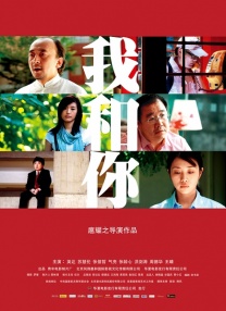 时而身着红色毛衣，气质沉静，却极为抢眼；