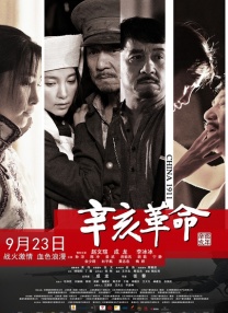 面对即将迎来的万圣节，两个孩子都换上了COS装扮，大女儿莱拉打扮成了爱丽丝，小女儿埃洛伊则装扮成了可爱的小奶牛。