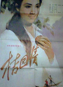 照片中，Lady Gaga饰演的“小丑女”哈莉·奎茵身穿碎花短裙外搭黑色大衣，接近素颜的状态看起 LadyGaga献唱《小丑2》新预告!
