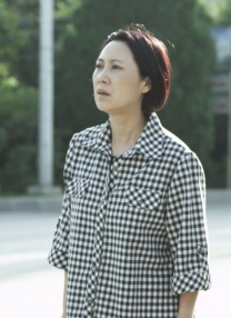 不过德普这头顶乌鸦的扮相着实令人捧腹，若是日本片，应该把手里的斧头换成武士刀才对。