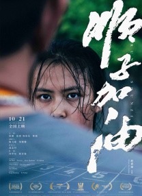 只是当天近乎素颜的她脸部浮肿，眼袋明显，面露老态。