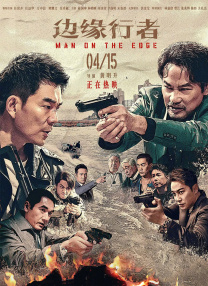 《呼啸山庄》由勃朗特化名为艾利斯·贝尔创作，在她去世前一年出版，设定在十八世纪英格兰北部的约克郡，围绕恩萧家族和林顿家族之间紧张而又具有破坏性的关系，讲述恩萧先生收养的孤儿希斯克利夫和恩萧先生的女儿凯瑟琳之间充满激情和悲剧的爱情故事。