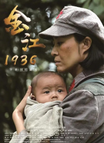 她身穿桃红色修身长裙，优雅迷人。