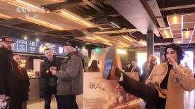 曾经“十里秦淮，六朝金粉”的秦淮河不再唱晚，只有浮尸蔽水，血染江红。