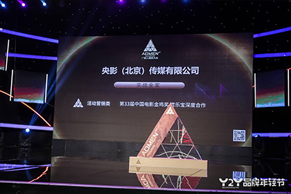 行走在反抗军尸体间的，是幸存的牌皇！
